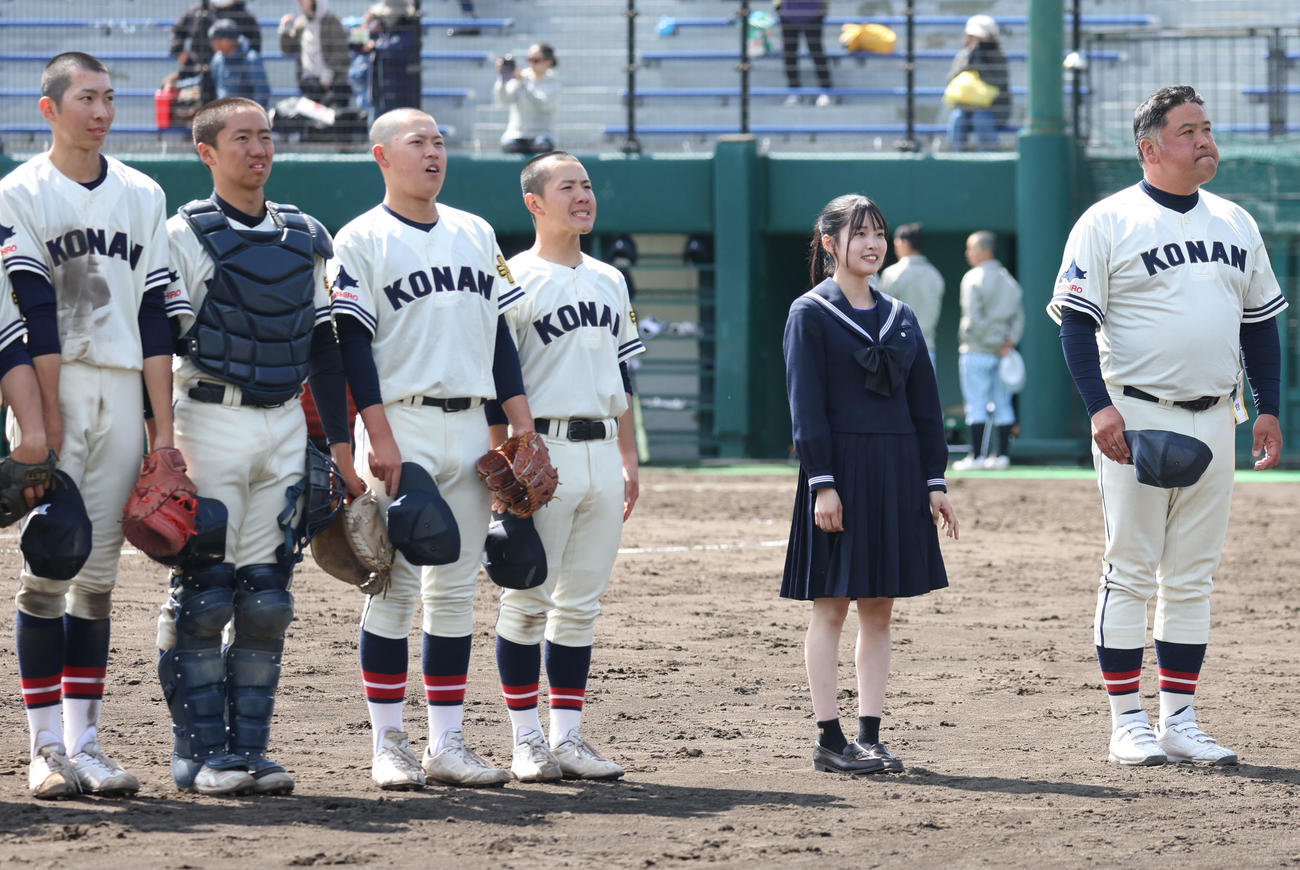 釧路江南対大麻　大麻に勝利し整列する釧路江南・楓川瑛太（左から2人目）と父の卓也監督（右）（撮影・佐藤翔太）