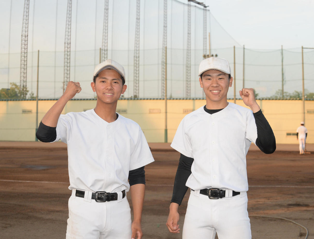 エース右腕・桑田（左）と今大会2試合でクローザーを務めている弘前・宮本（撮影・濱本神威）