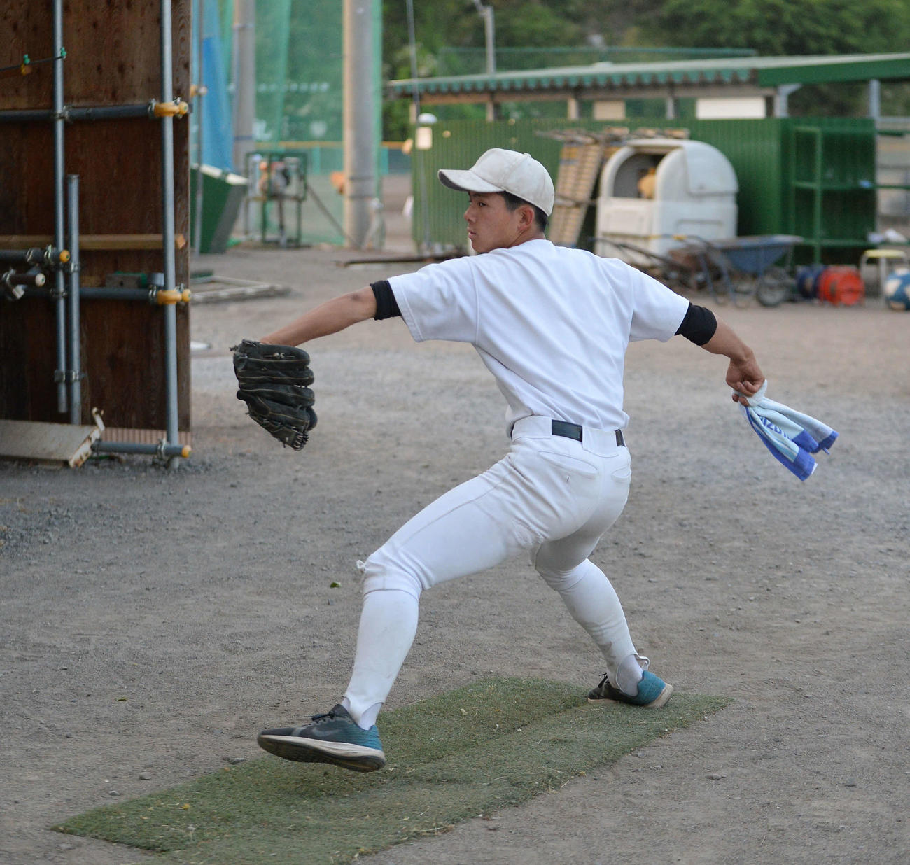 タオルを使い投球フォームを確認する弘前・桑田（撮影・濱本神威）