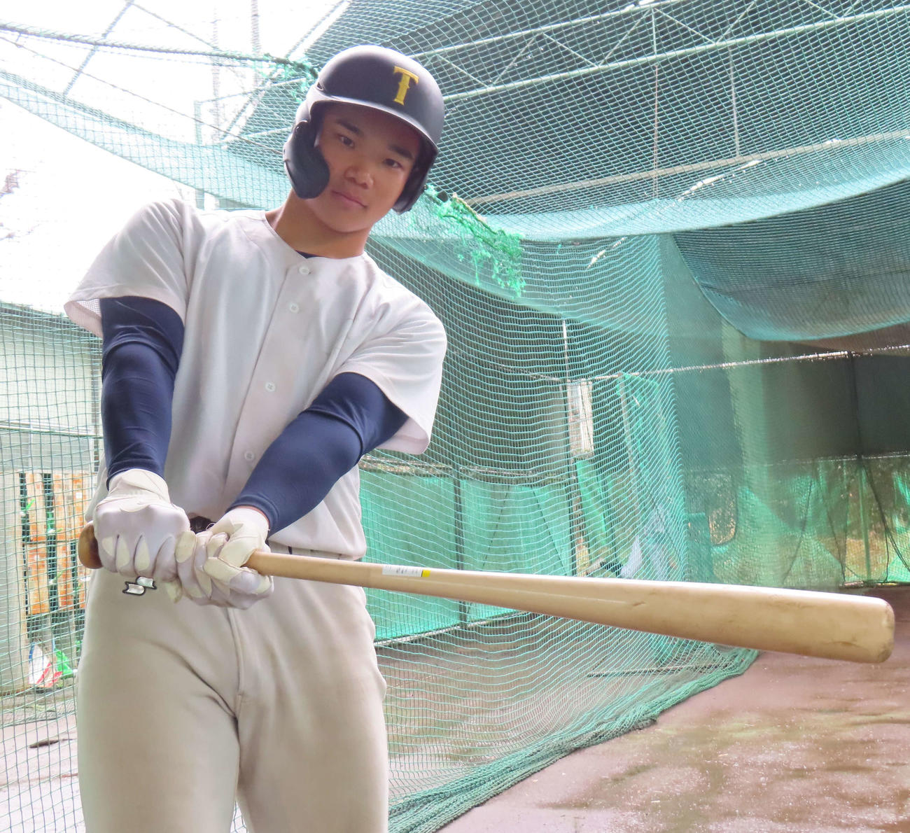 バットを手に持つ桐朋の森井