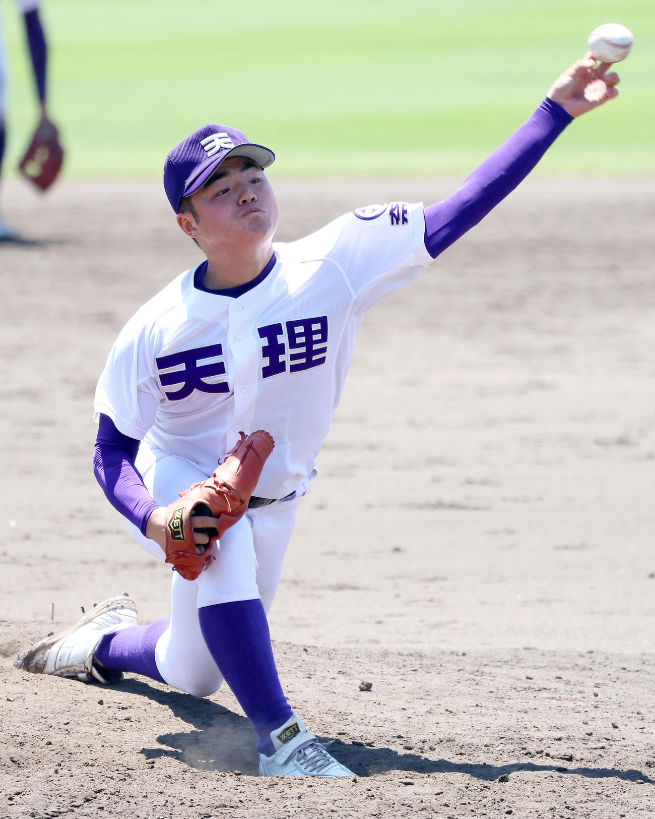 高校野球・春季近畿大会　天理対社　5回裏、力投する天理の麻田（撮影・上山淳一）