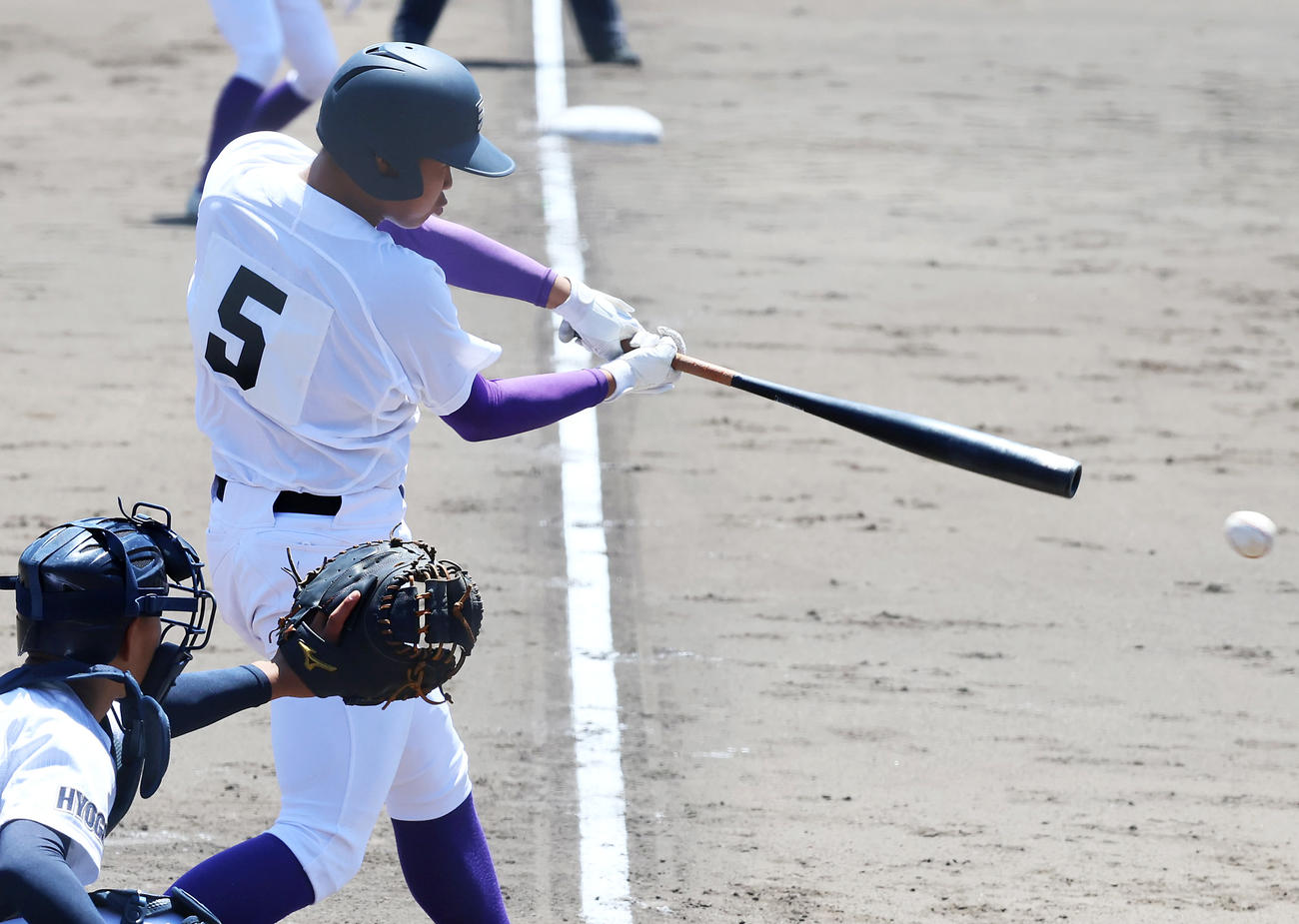 高校野球・春季近畿大会　天理対社　5回表天理無死一、三塁、伊藤は先制の中前適時打を放つ（撮影・上山淳一）
