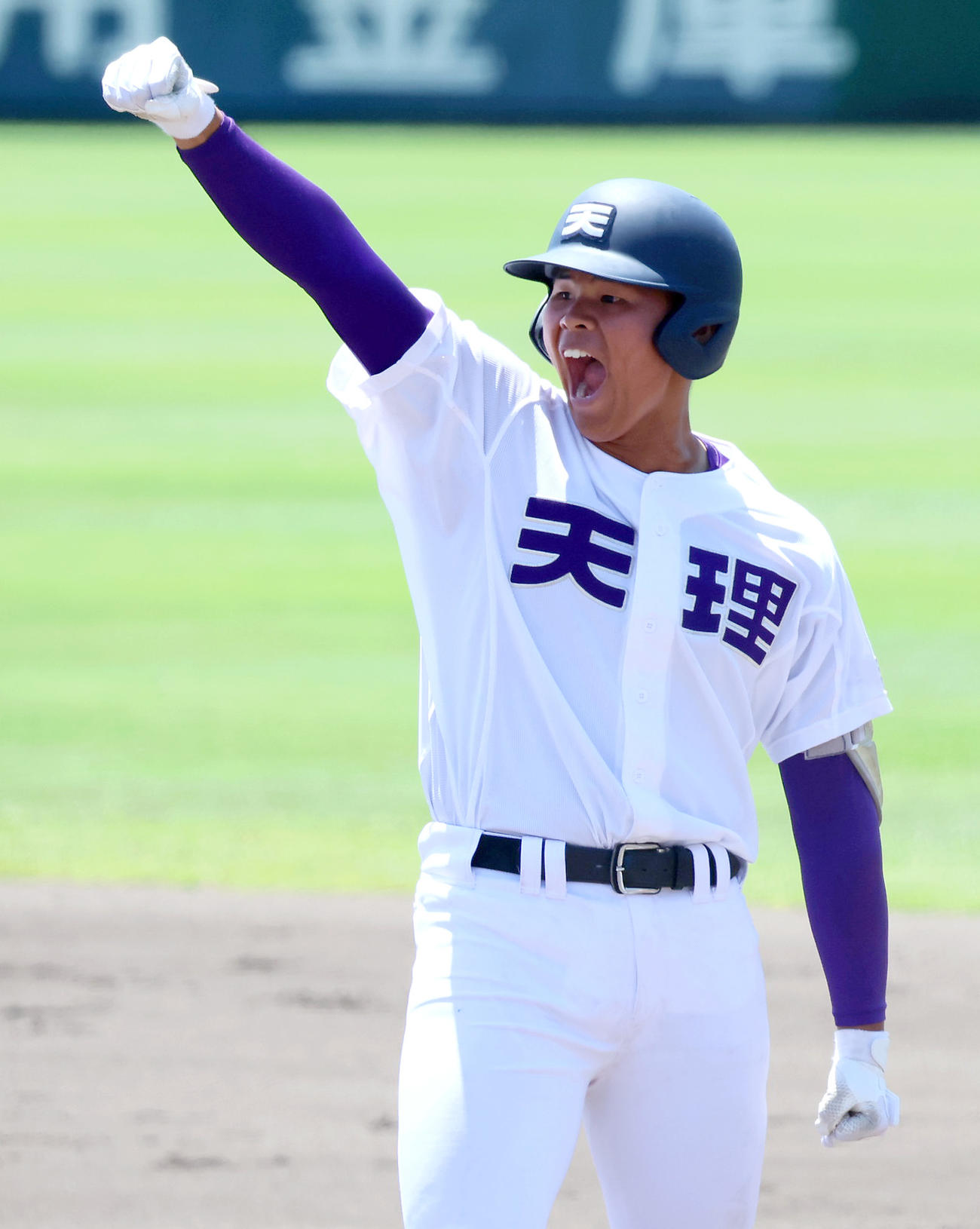 高校野球・春季近畿大会　天理対社　5回表天理無死一、三塁、伊藤は先制の中前適時打を放ち一塁で喜ぶ（撮影・上山淳一）