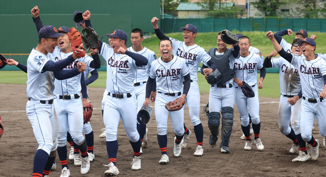 クラーク対駒大苫小牧　延長10回タイブレークを制し勝利を喜ぶクラークナイン（撮影・佐藤翔太）