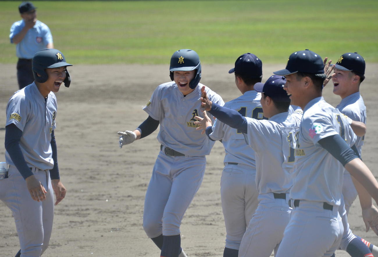 青森山田対八戸工大一　1－1で迎えた9回1死満塁、サヨナラ打を放ち、満面の笑みでチームメートと喜ぶ伊藤英（中央）（撮影・濱本神威）