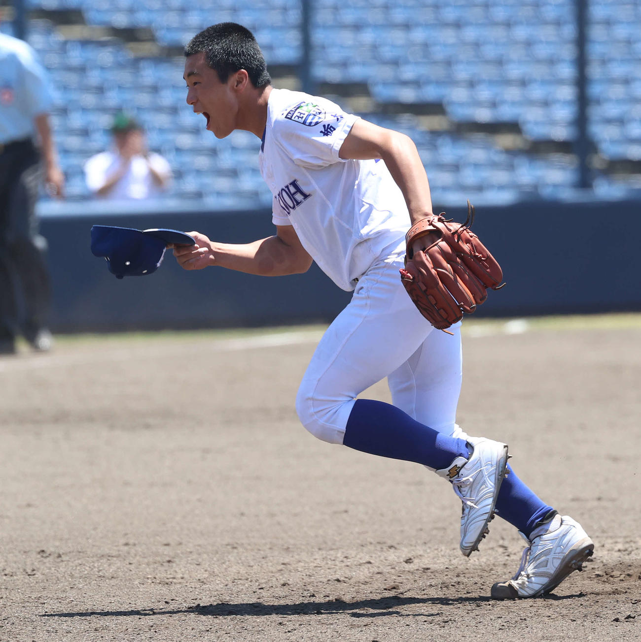 帝京対白鴎大足利　7回表帝京2死一、二塁、奈良を見逃し三振に仕留め雄たけびを上げながらベンチに戻る山口（撮影・河野匠）