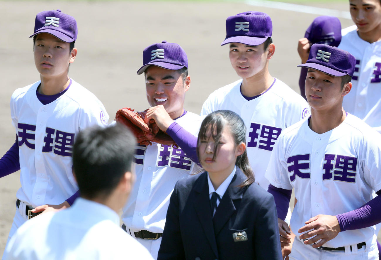 天理対社　天理の麻田（左から2人目）は社打線を1安打完封で勝利を挙げ笑顔を見せる（撮影・上山淳一）