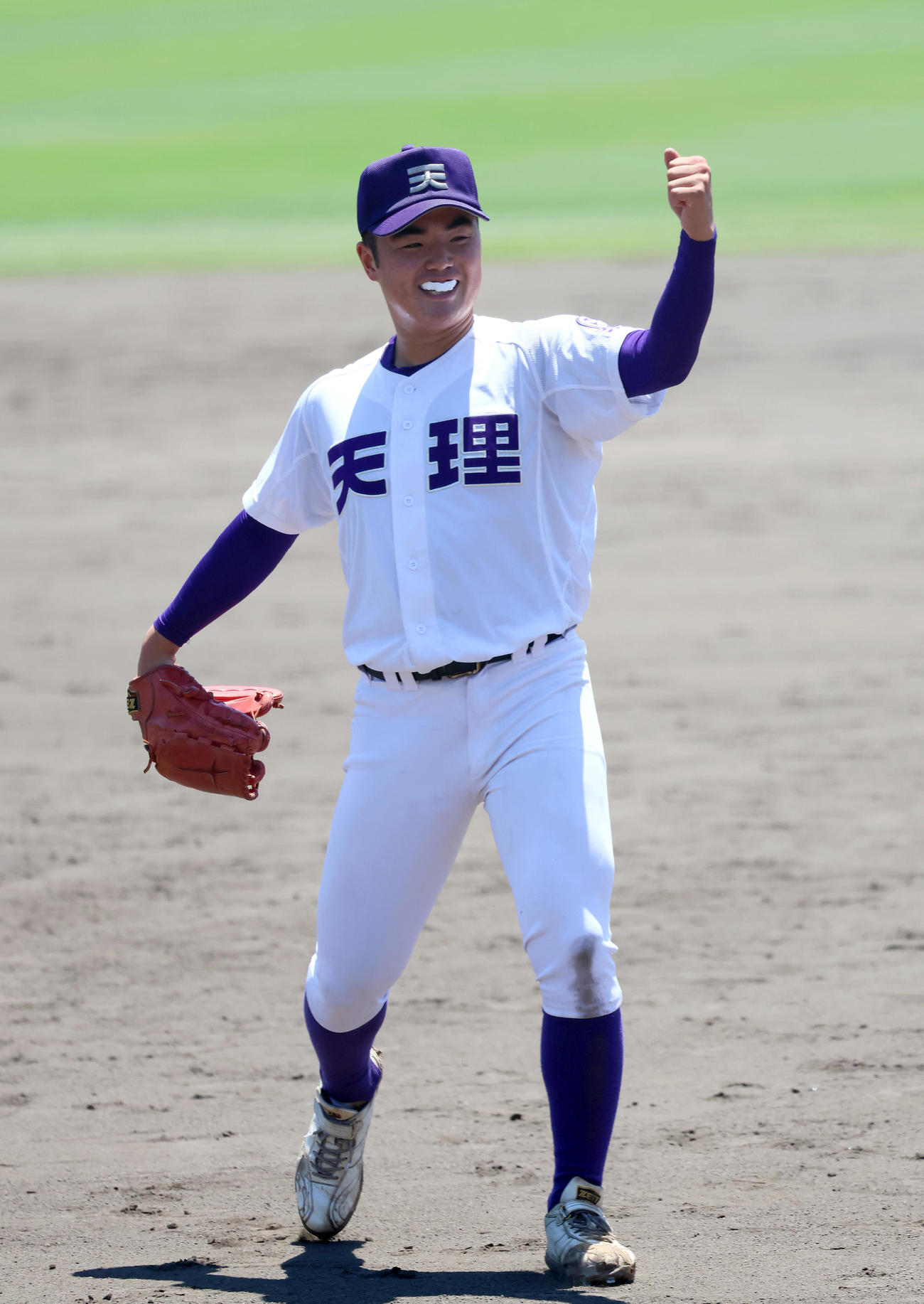 高校野球・春季近畿大会　天理対社　天理の麻田は社打線を1安打完封で勝利を挙げガッツポーズする（撮影・上山淳一）