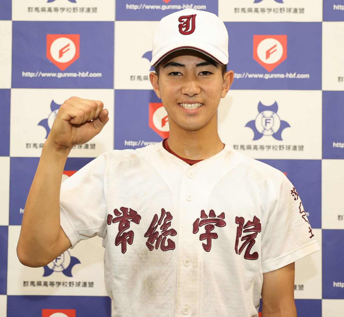 東海大菅生対常総学院　サヨナラ打を放った丸山は試合後、笑顔でガッツポーズ（撮影・河野匠）