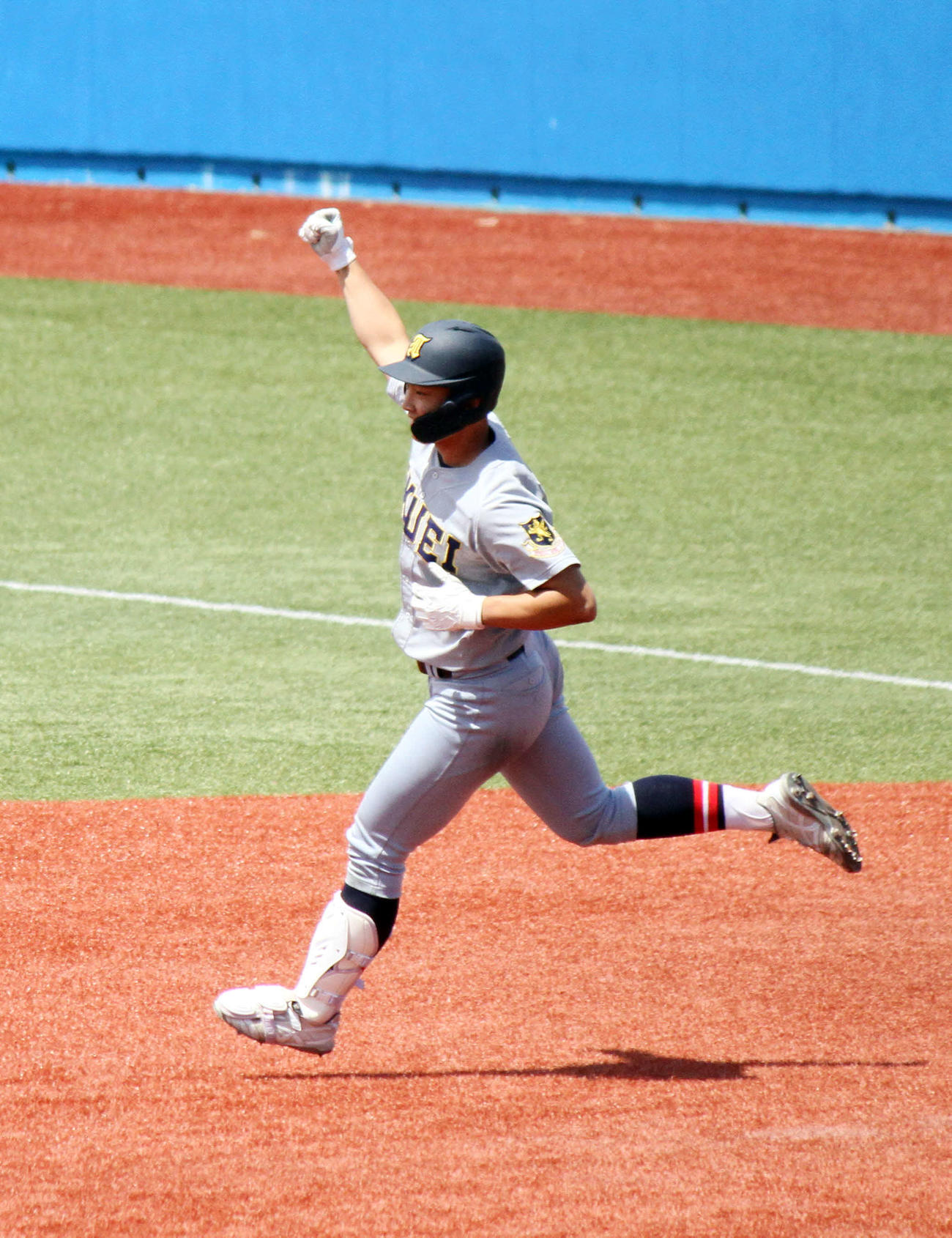 聖和学園対仙台育英　左越えに先制3ランを放ち、右手を突き上げる仙台育英・鈴木（撮影・木村有優）