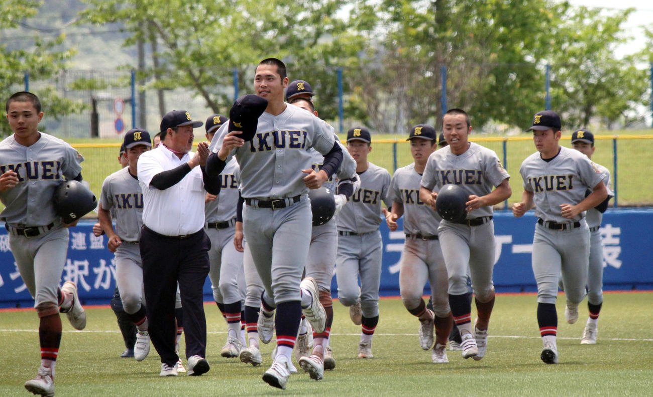 聖和学園対仙台育英　東北大会出場を笑顔でスタンドに報告した仙台育英ナイン（撮影・木村有優）