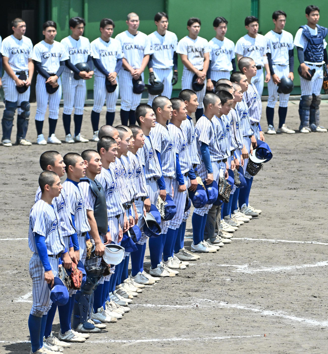 大院対須磨　大院に勝利し校歌を歌う須磨ナイン（撮影・石井愛子）