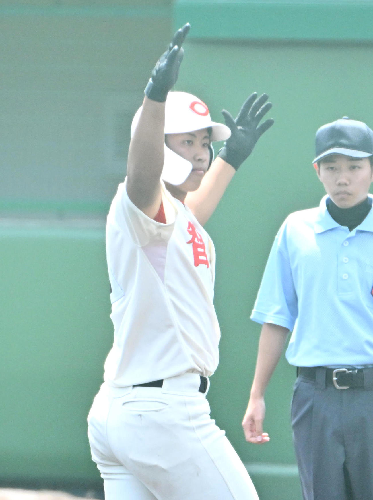 滋賀学園対智弁和歌山　1回表智弁和歌山2死一、二塁、松嶋祥斗は先制の適時打を放ち両手をあげ喜ぶ（撮影・石井愛子）