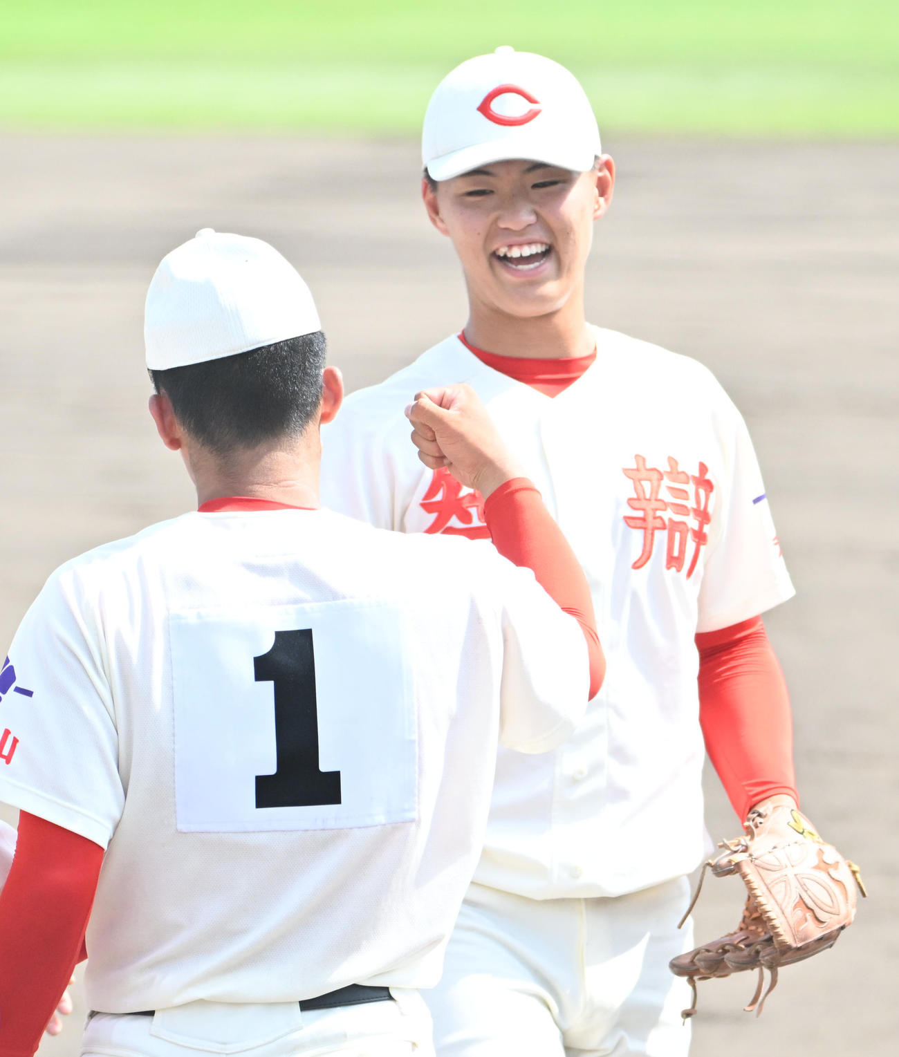 滋賀学園対智弁和歌山　滋賀学園に勝利し渡辺颯人（左）と喜ぶ中西琉輝矢（撮影・石井愛子）