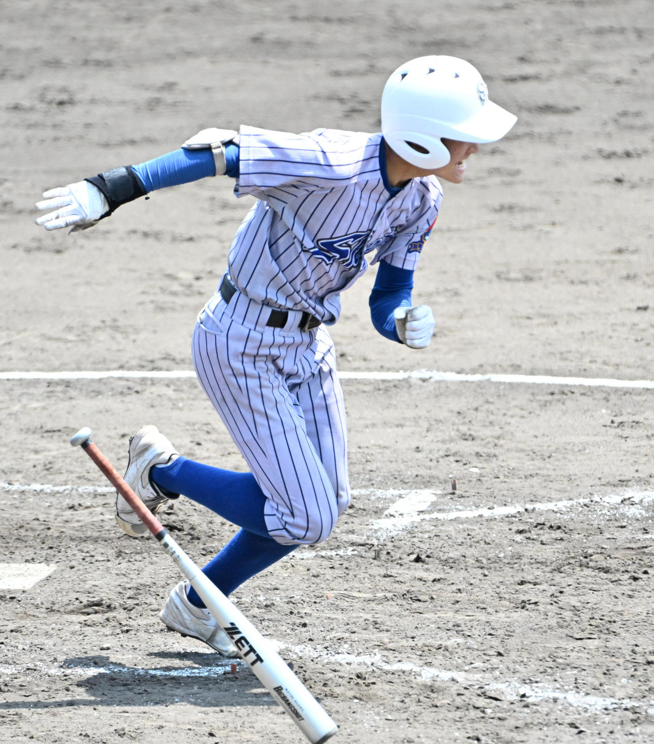 大院対須磨　5回裏須磨1死二、三塁、堀航太は先制の右適時打を放つ（撮影・石井愛子）