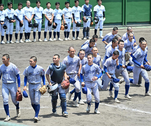 大院対須磨　大院に勝利しスタンドにかけ出す須磨ナイン（撮影・石井愛子）