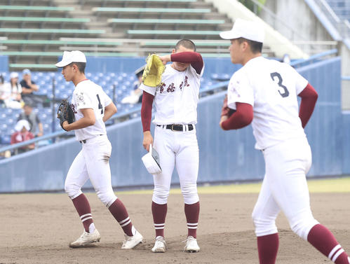 常総学院対白鴎大足利　10回裏白鴎大足利無死満塁、小野寺にサヨナラの押し出し死球を与え、がっくりする小林（中央）（撮影・河野匠）