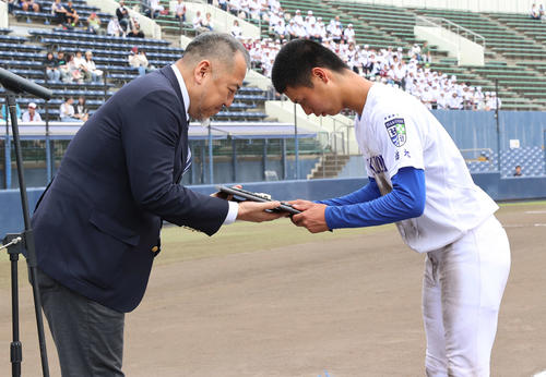 優勝した白鴎大足利の杉山（右）に盾を手渡す日刊スポーツ鈴木野球部長（撮影・河野匠）