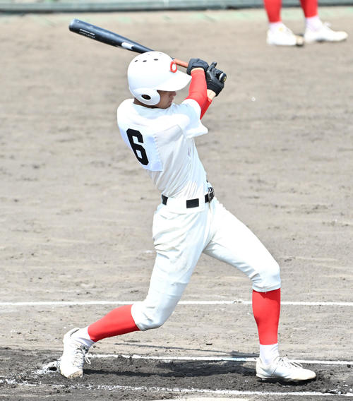 滋賀学園対智弁和歌山　6回表智弁和歌山1死二塁、山田希翔は中適時打を放つ（撮影・石井愛子）
