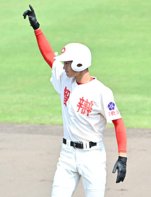 滋賀学園対智弁和歌山　6回表智弁和歌山1死二塁、山田希翔は中適時打を放つ（撮影・石井愛子）
