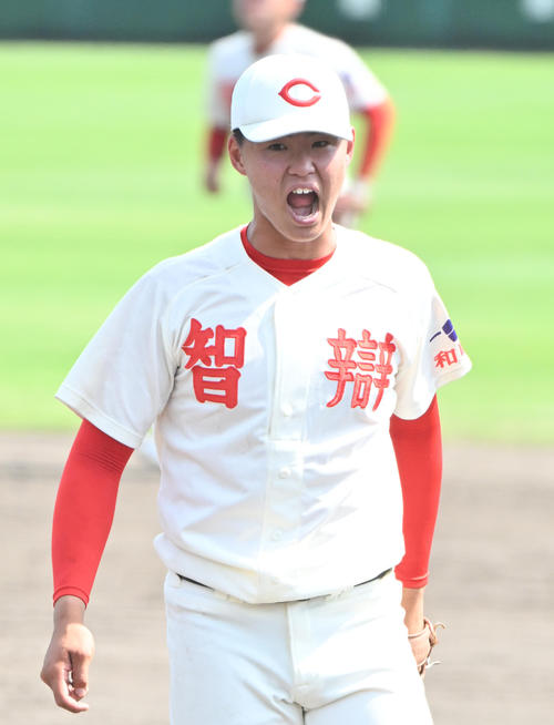 滋賀学園対智弁和歌山　滋賀学園に勝利し雄叫びをあげる中西琉輝矢（撮影・石井愛子）