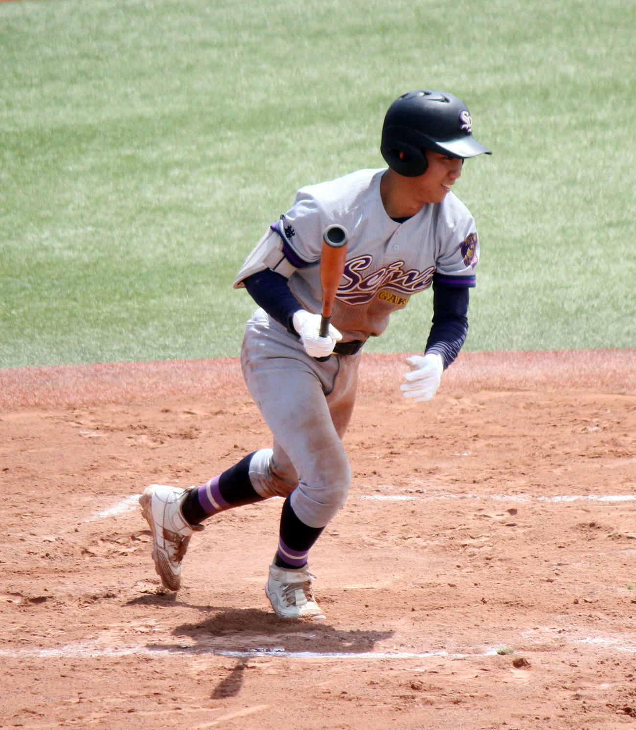 東北学院榴ケ岡対聖和学園　2回裏2死一、三塁で勝ち越しの右前適時打を放つ聖和学園・遠藤（撮影・木村有優）