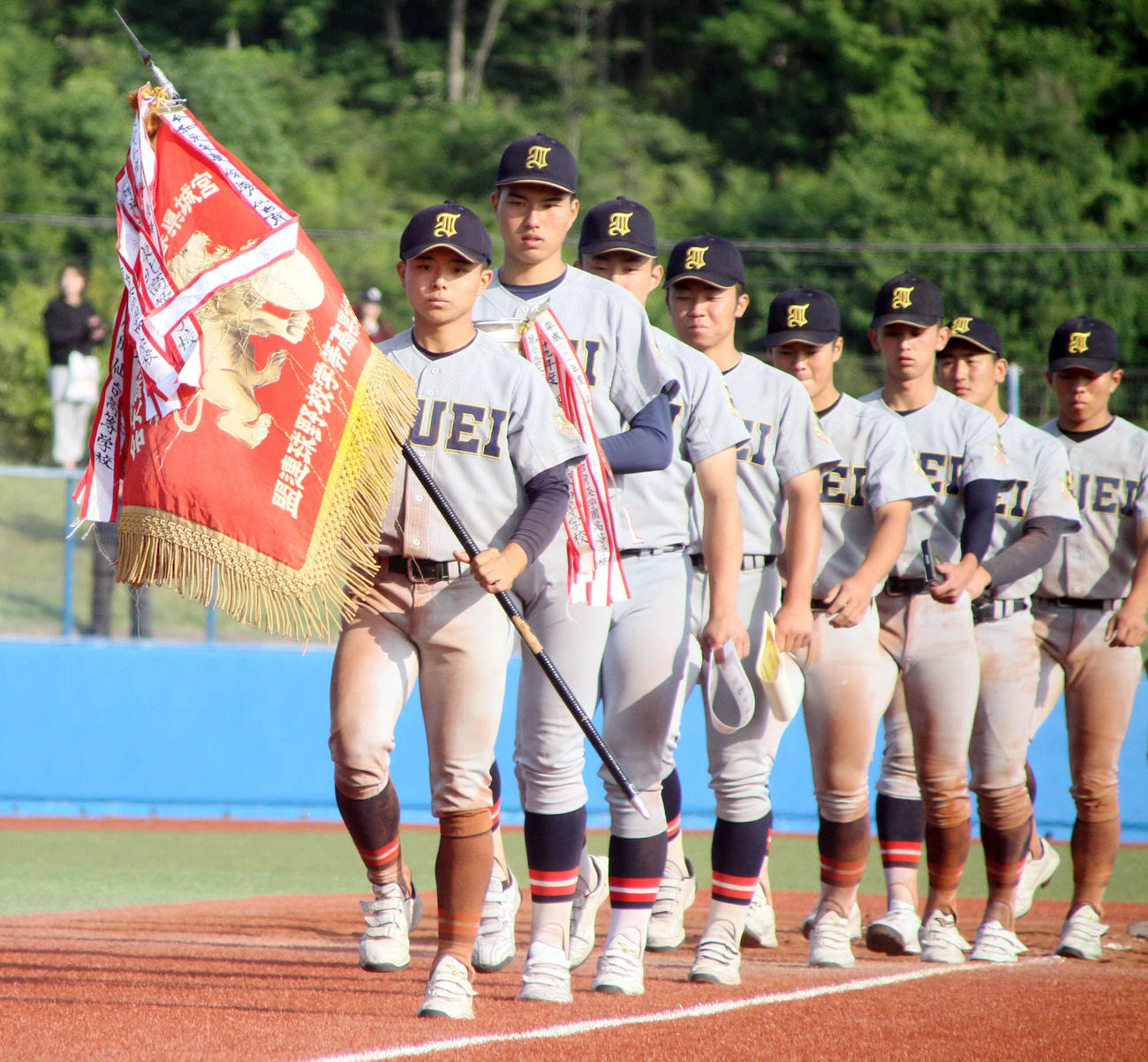 優勝旗を手にダイヤモンドを一周する仙台育英・湯浅主将（手前）らナイン（撮影・木村有優）