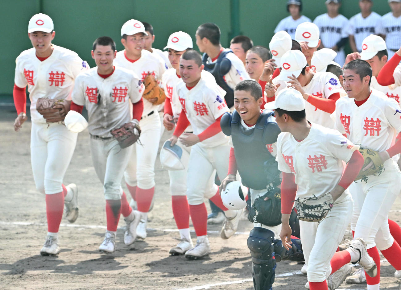 滋賀学園対智弁和歌山　滋賀学園に勝利しスタンドに駆け出す智弁和歌山ナイン（撮影・石井愛子）