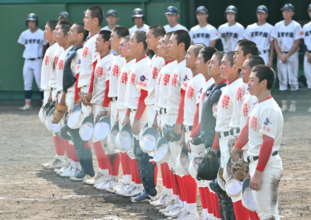 滋賀学園対智弁和歌山　滋賀学園に勝利し校歌を歌う智弁和歌山ナイン（撮影・石井愛子）