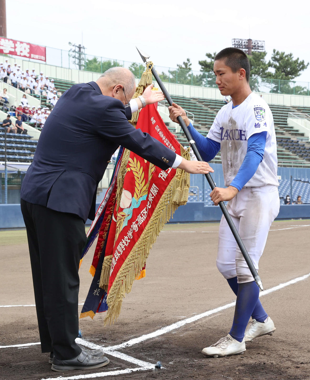 優勝旗を受け取る白鴎大足利の篠原（撮影・河野匠）