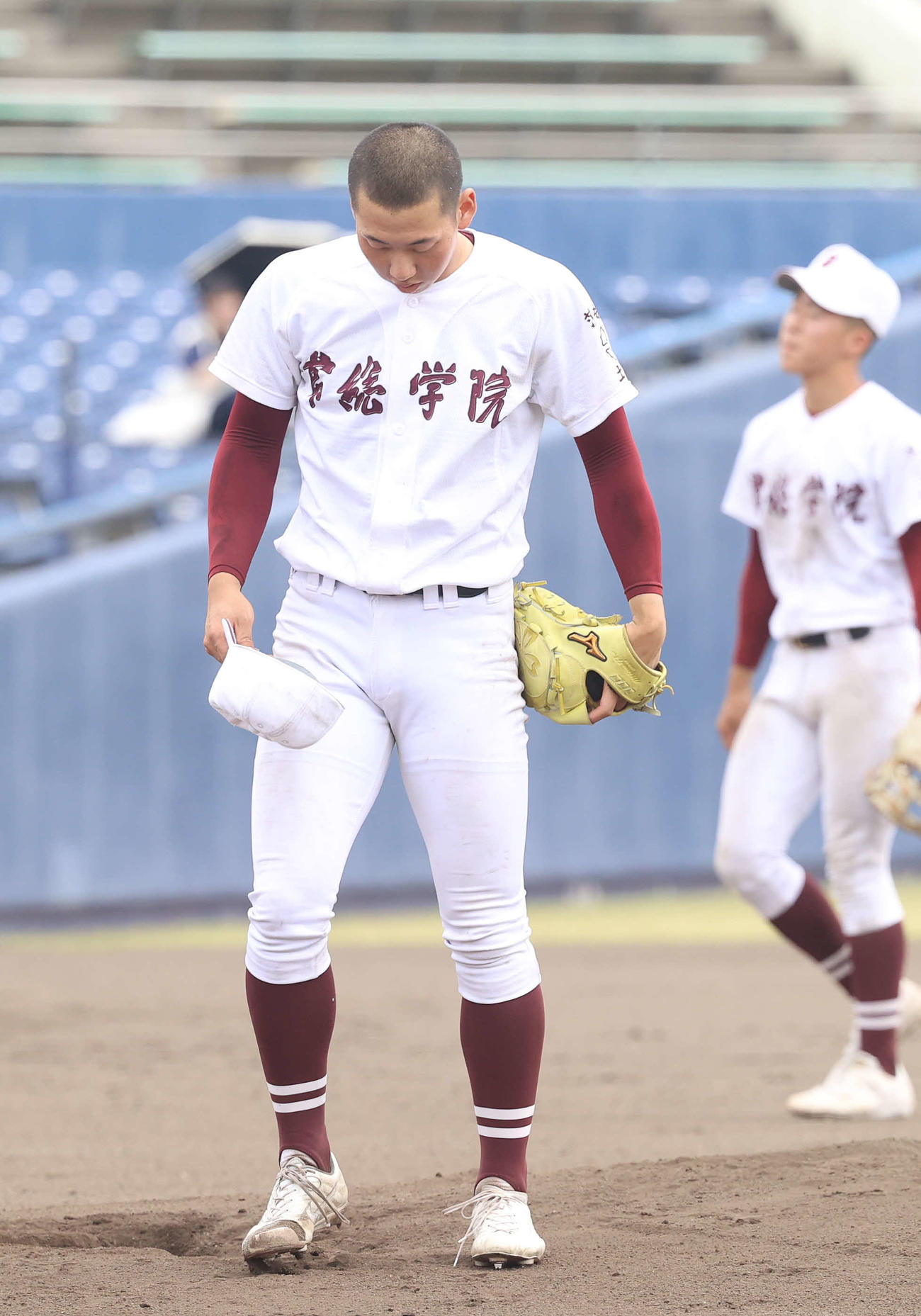 常総学院対白鴎大足利　10回裏白鴎大足利無死満塁、小野寺応助にサヨナラの押し出し死球を与え、がっくりとうつむく小林（撮影・河野匠）