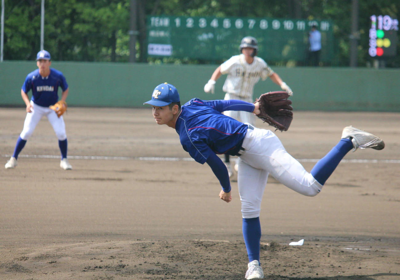 横浜隼人との練習試合で2カ月ぶりに先発マウンドに上がった健大高崎・佐藤龍月（撮影・金子真仁）
