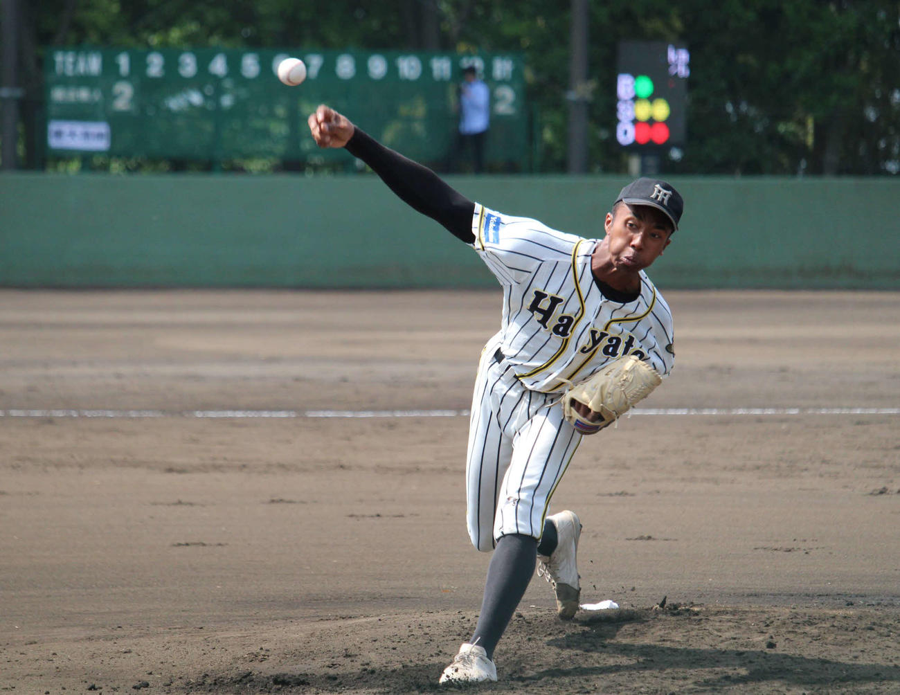 健大高崎戦に先発した横浜隼人・沼井伶穏（撮影・金子真仁）