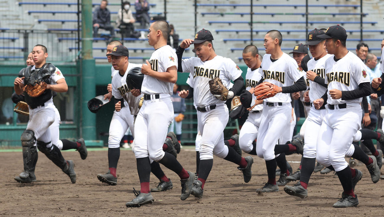 遠軽対クラーク　延長11回タイブレークでクラークにサヨナラ負けを喫しベンチに戻る遠軽ナイン（撮影・佐藤翔太）
