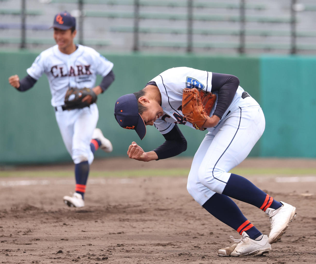 クラーク対駒大苫小牧　延長10回タイブレークを制しガッツポーズをするクラーク・辻田（撮影・佐藤翔太）