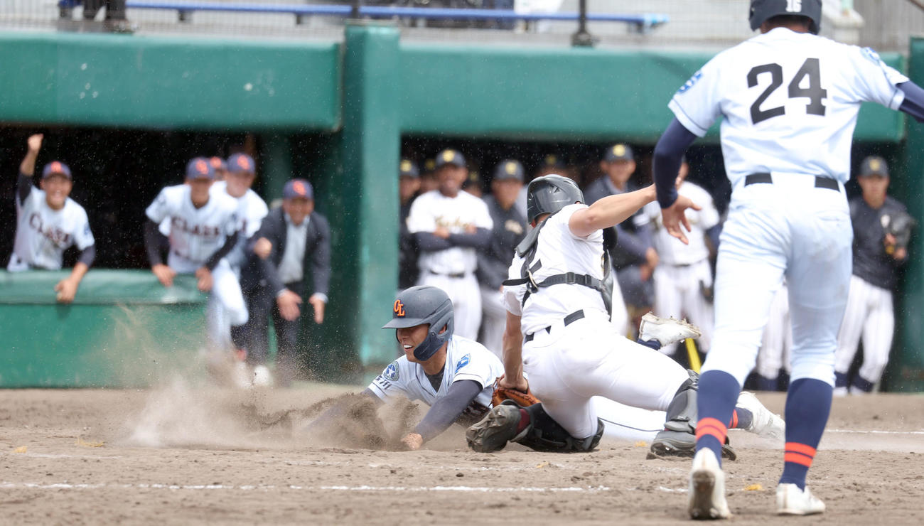 遠軽対クラーク　11回裏クラーク1死二、三塁、山田のサヨナラとなる左犠飛で生還する金原（撮影・佐藤翔太）