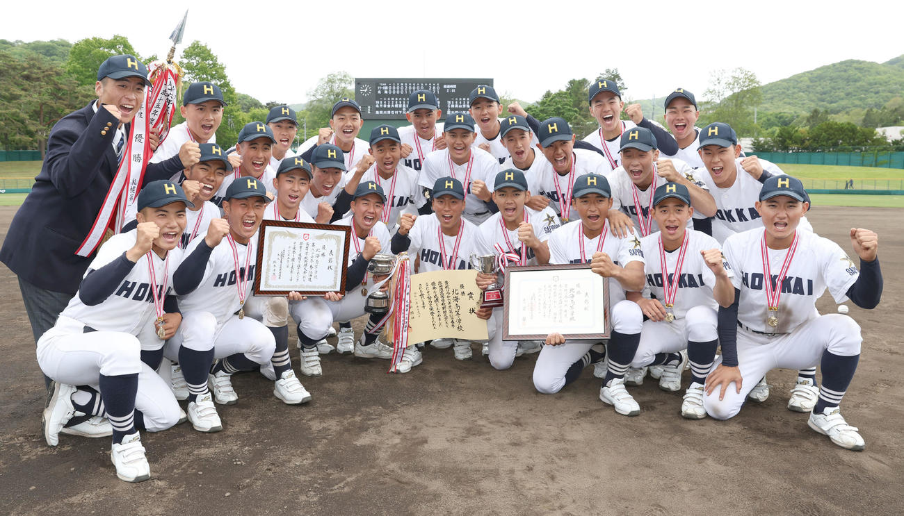 クラーク対北海　優勝し笑顔で撮影に応じる北海ナイン（撮影・佐藤翔太）