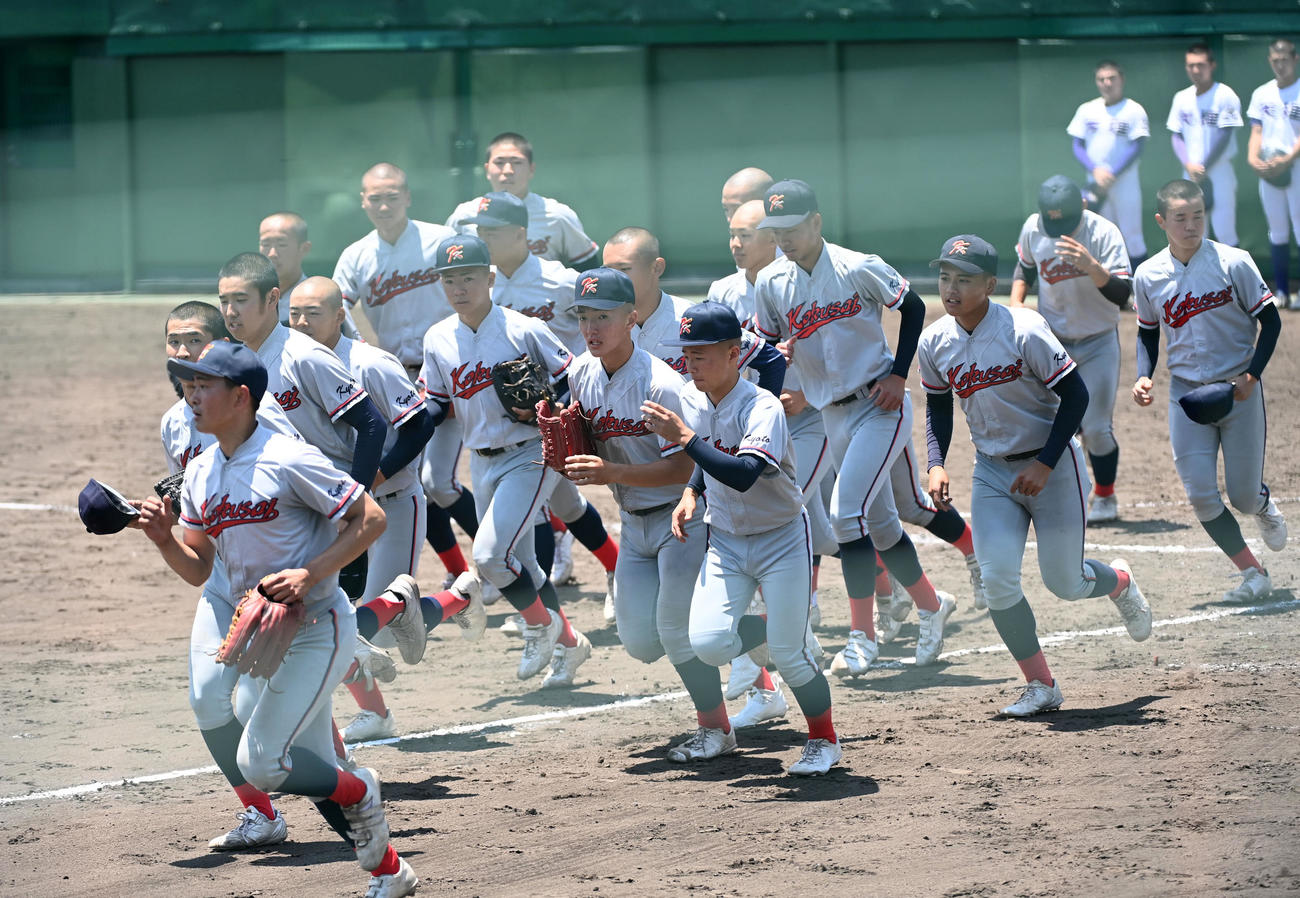天理対京都国際　天理に勝利、応援団にあいさつへ向かう京都国際ナイン（撮影・前岡正明）