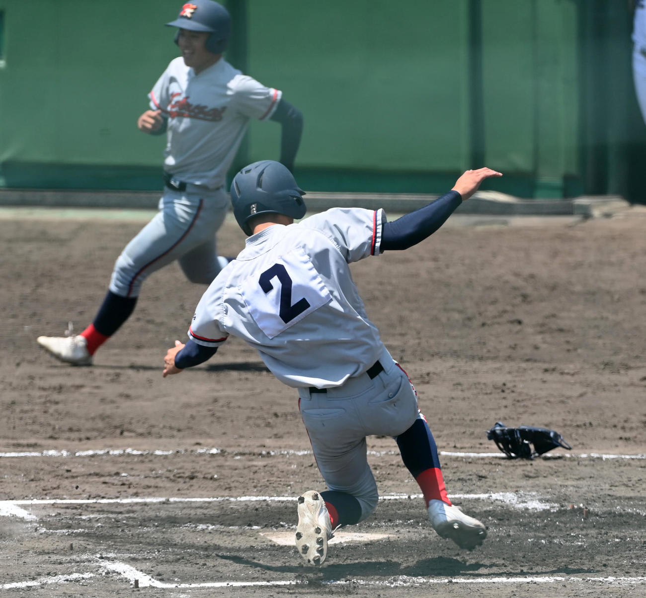 天理対京都国際　6回裏京都国際2死二、三塁、長谷川の右前2点適時打で生還する奥井（撮影・前岡正明）