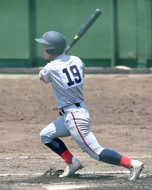 天理対京都国際　6回裏京都国際2死二、三塁、長谷川は右前2点適時打を放つ（撮影・前岡正明）