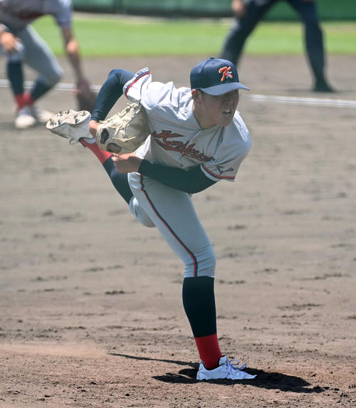 天理対京都国際　天理に完投勝利の京都国際・中崎（撮影・前岡正明）