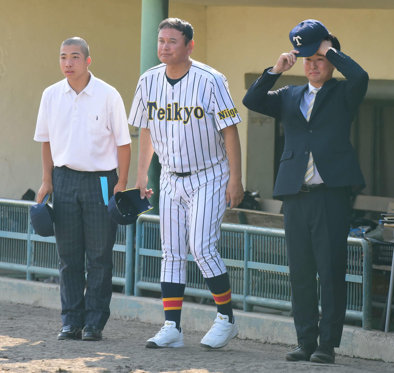 帝京長岡対氷見　試合後、帽子を取ってあいさつする帝京長岡・芝草監督（中央）
