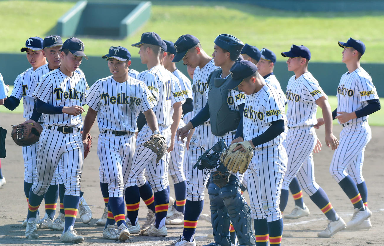 氷見を破り整列に向かう帝京長岡ナイン