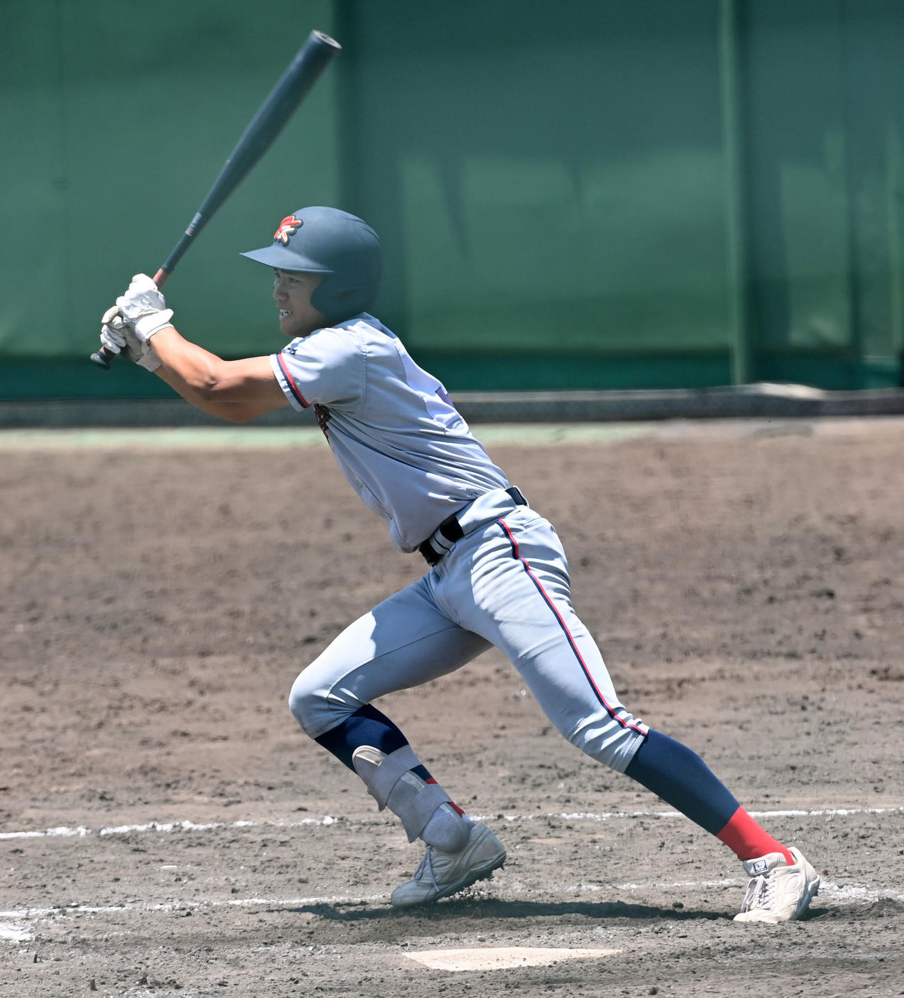 天理対京都国際　8回裏京都国際2死一塁、高岸は左前適時打を放つ（撮影・前岡正明）