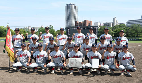 智弁和歌山対京都国際 優勝しガッツポーズで記念撮影を行う京都国際ナイン(撮影・前岡正明)