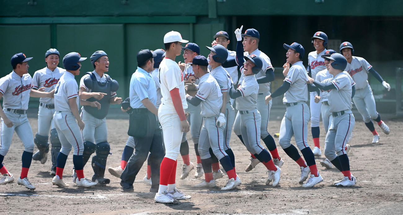 智弁和歌山対京都国際　9回裏京都国際2死三塁、暴投でサヨナラ負け、がっくりする智弁和歌山・中西（撮影・前岡正明）