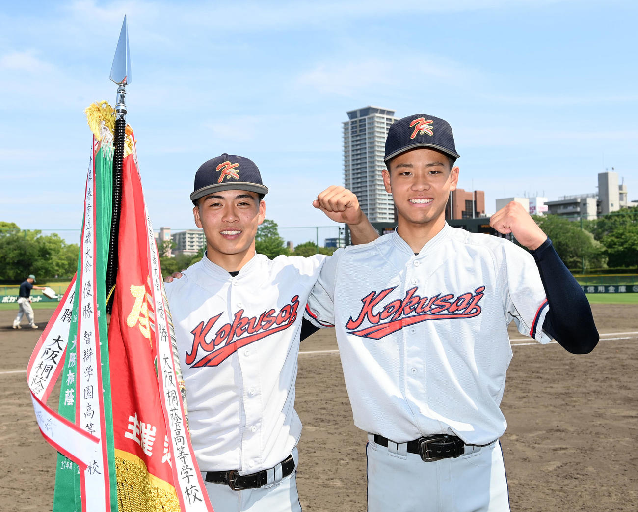 智弁和歌山対京都国際　優勝しガッツポーズの京都国際・藤本（左）と西村（撮影・前岡正明）