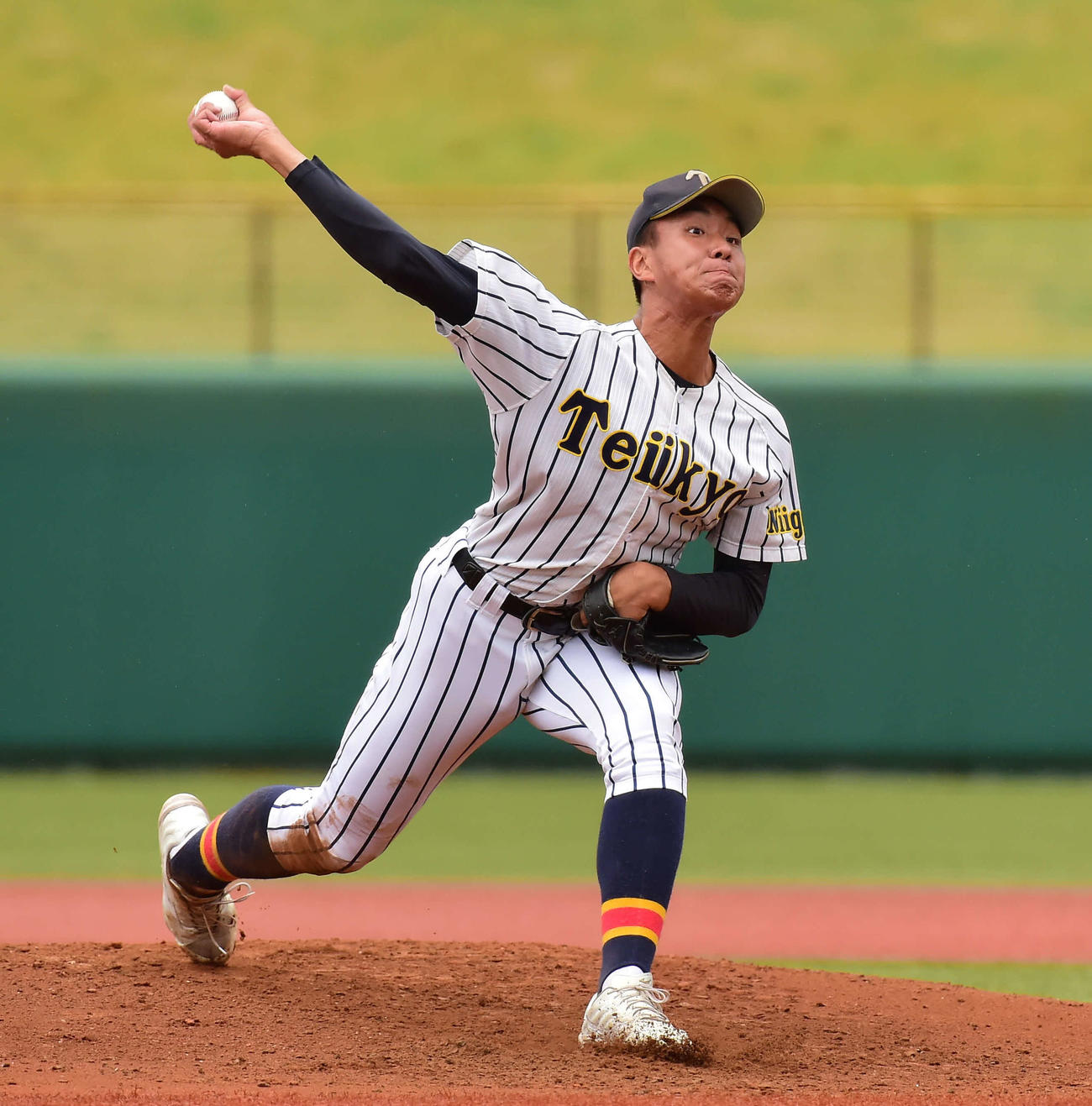 帝京長岡対福井工大福井　力投する帝京長岡先発の茨木
