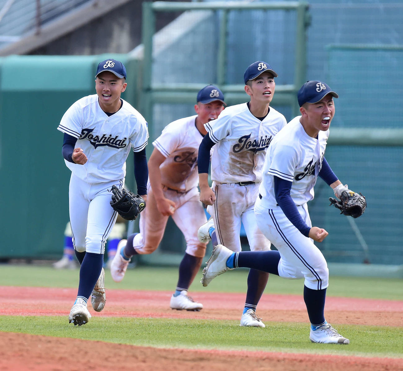 星稜対東京都市大塩尻　勝利を決め、感情を爆発させる東京都市大塩尻ナイン