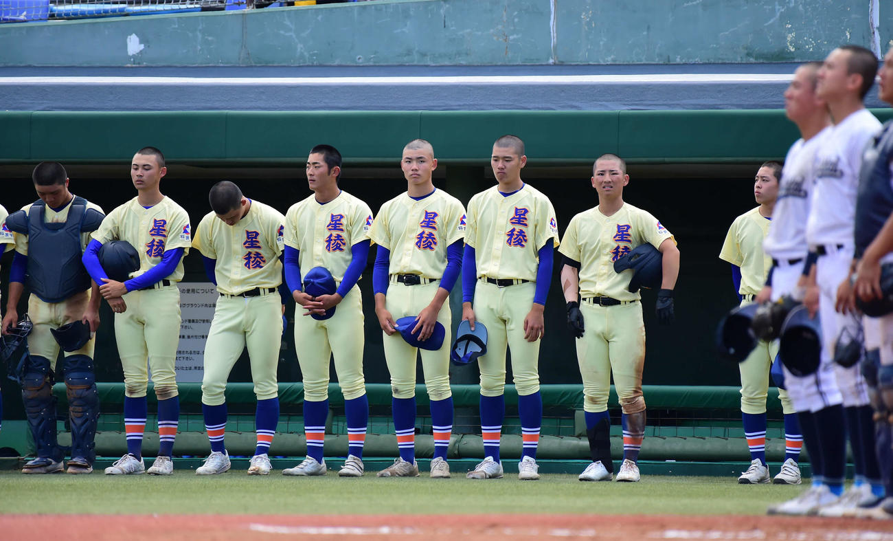 星稜対東京都市大塩尻　試合に敗れ、肩を落とす星稜ナイン